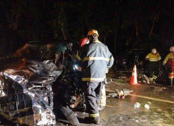 Acidente de trânsito termina com uma morte e quatro feridos na MGC-135, em Bocaiúva (MG), no Norte do estado -  (crédito: Corpo de Bombeiros/Reprodução)