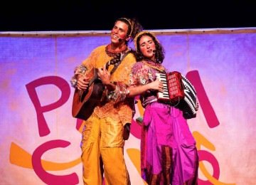 Z&eacute; Motta e Laura de Castro homenageiam os artistas mambembes em "Proncov&ocirc;",  espet&aacute;culo que j&aacute; circulou por cidades de Minas Gerais, Par&aacute;, Maranh&atilde;o e Rio de Janeiro -  (crédito: Renato Mangolin/divulga&ccedil;&atilde;o)