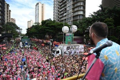 Com bateria potente e hits do pop nacional, o bloco é um dos favoritos do público jovem pela sua energia vibrante -  (crédito: Leandro Couri/EM/D.A. Press)
