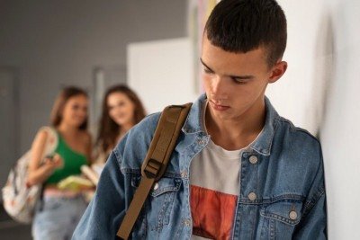 Muitos adolescentes não chegam aos serviços de saúde, mas chegam aos professores -  (crédito: Freepik)