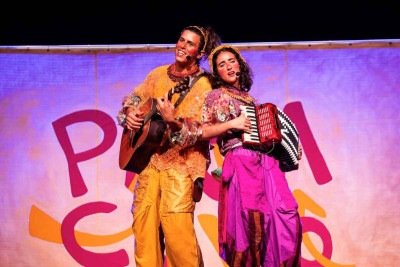 Z&eacute; Motta e Laura de Castro homenageiam os artistas mambembes em "Proncov&ocirc;",  espet&aacute;culo que j&aacute; circulou por cidades de Minas Gerais, Par&aacute;, Maranh&atilde;o e Rio de Janeiro -  (crédito: Renato Mangolin/divulga&ccedil;&atilde;o)