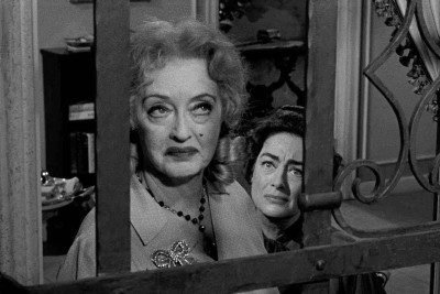 Bette Davis e Joan Crawford vivem ex-estrelas às voltas com ostracismo e rancor no filme que se tornou um clássico do terror psicológico -  (crédito: Warner Bros./Reprodução)