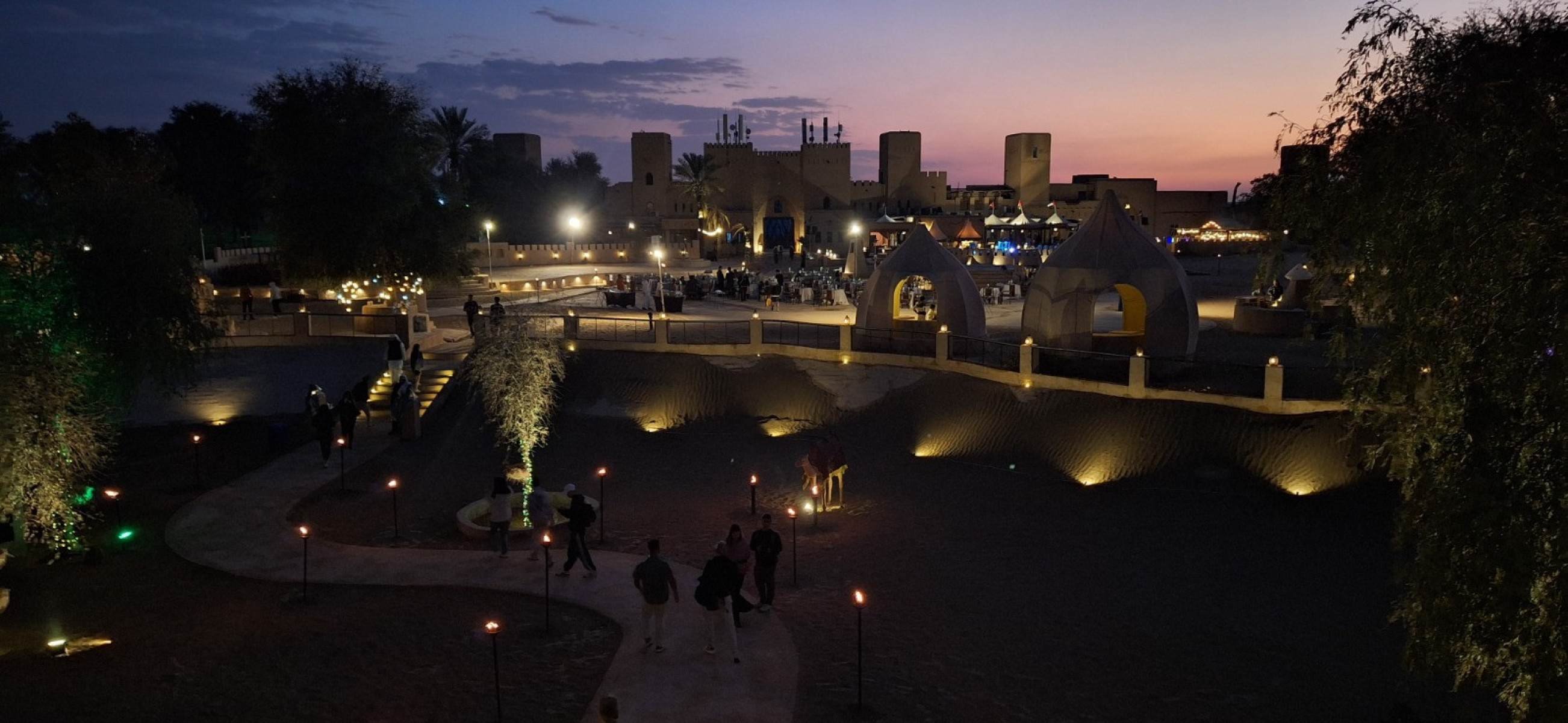 Al&eacute;m do passeio pelo deserto de Dubai, tamb&eacute;m &eacute; poss&iacute;vel jantar no local.