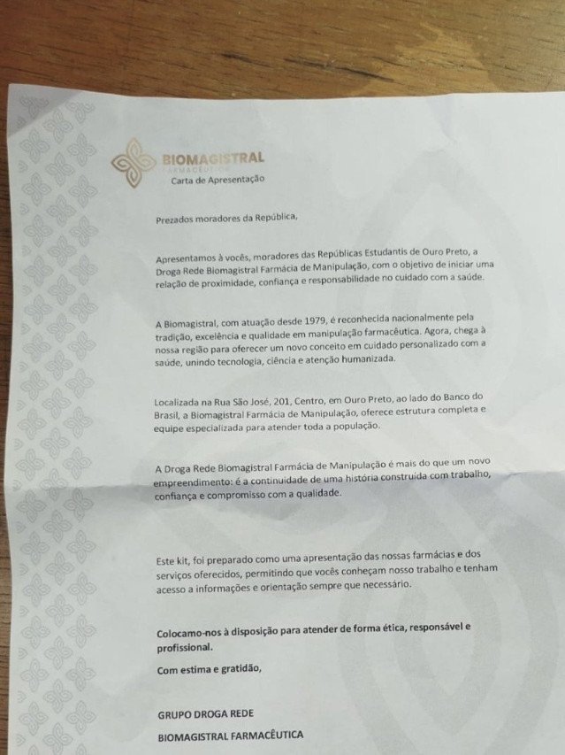 Representa&ccedil;&atilde;o da carta da empresa, em que ela farm&aacute;cia se apresenta como uma das mais tradicionais no ramo de manipula&ccedil;&atilde;o de medicamentos