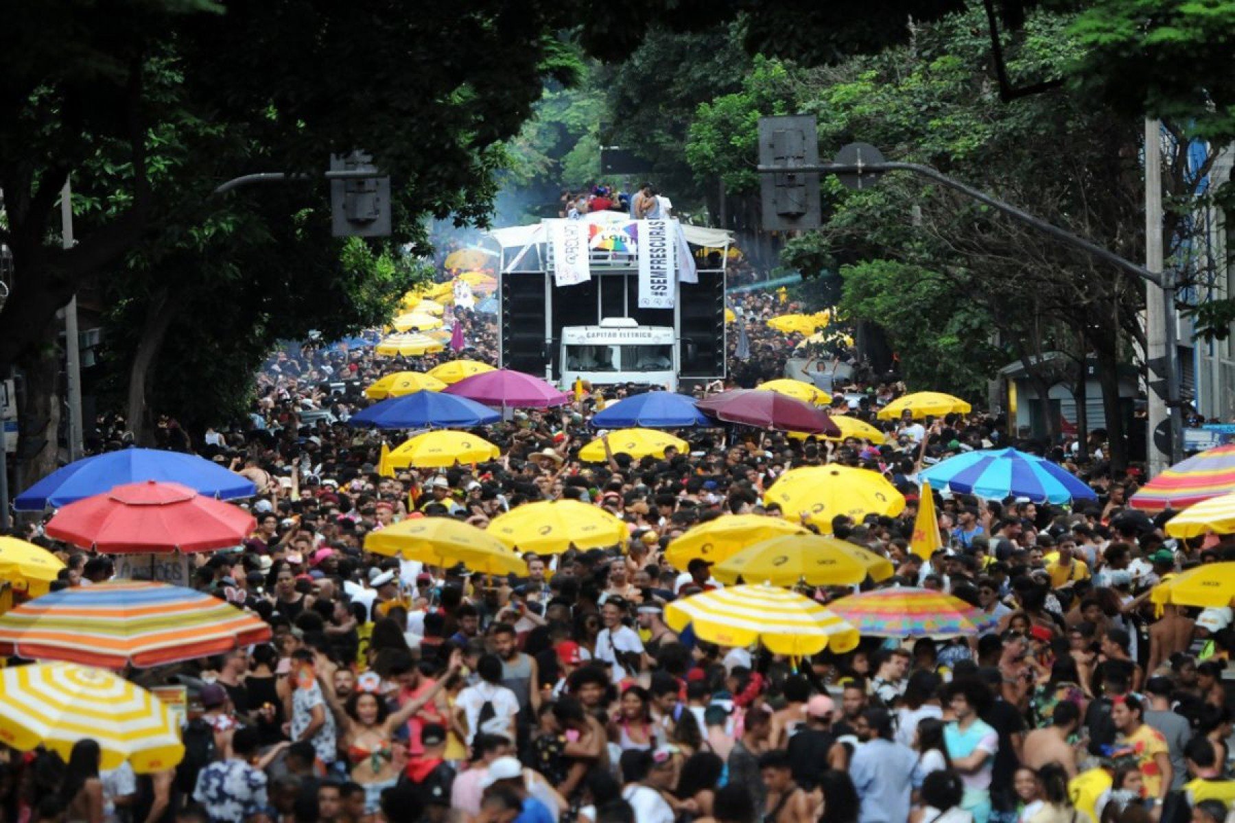 S&iacute;mbolo de orgulho e liberdade, o bra&ccedil;o carnavalesco da famosa festa LGBTQIA  anima as ruas com hits do pop