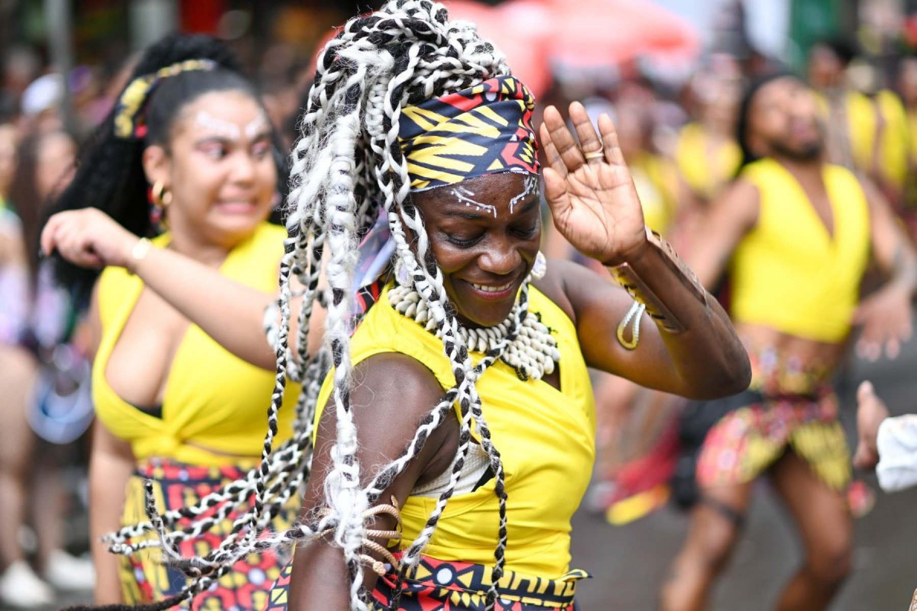 O cortejo exalta a ancestralidade negra e a resist&ecirc;ncia atrav&eacute;s do samba-reggae, destacando-se pelo forte impacto visual e cultural