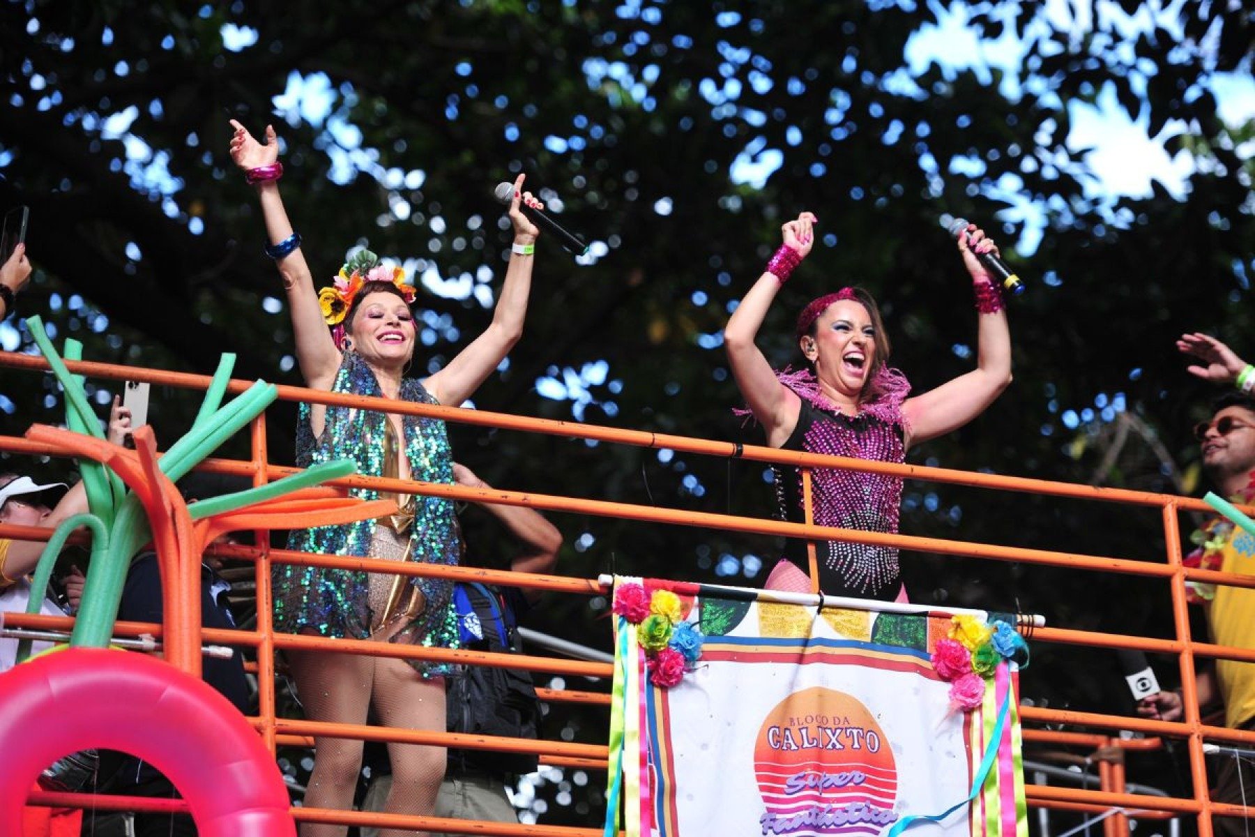 Desfile valoriza o samba de raiz e homenageia personagens da cultura popular