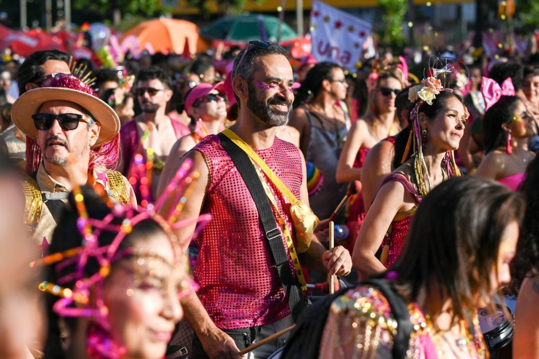 Foli&otilde;es celebram a diversidade e o afeto com os tradicionais figurinos rosa e dourado que iluminam o amanhecer no Centro de BH