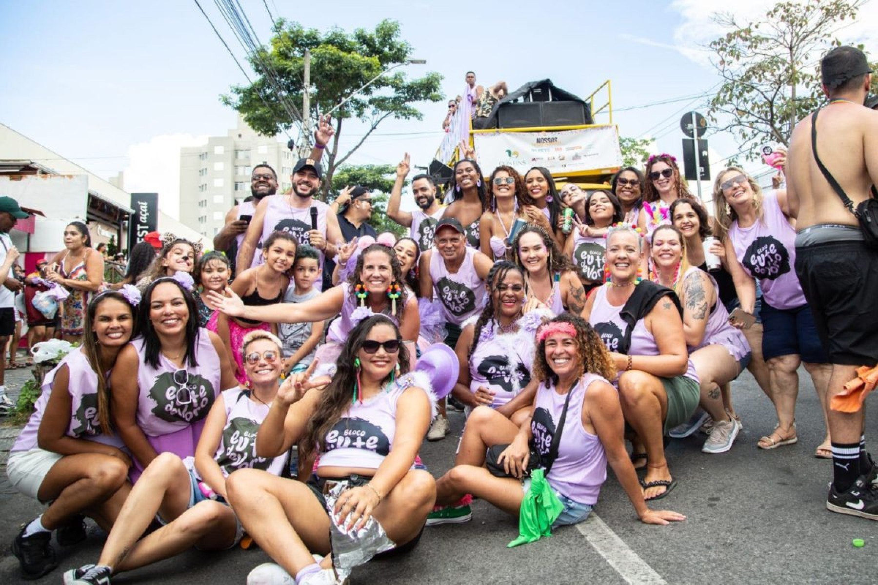 A obra de Djavan ganha arranjos de maracatu e samba-reggae, unindo sofistica&ccedil;&atilde;o musical e a energia da folia