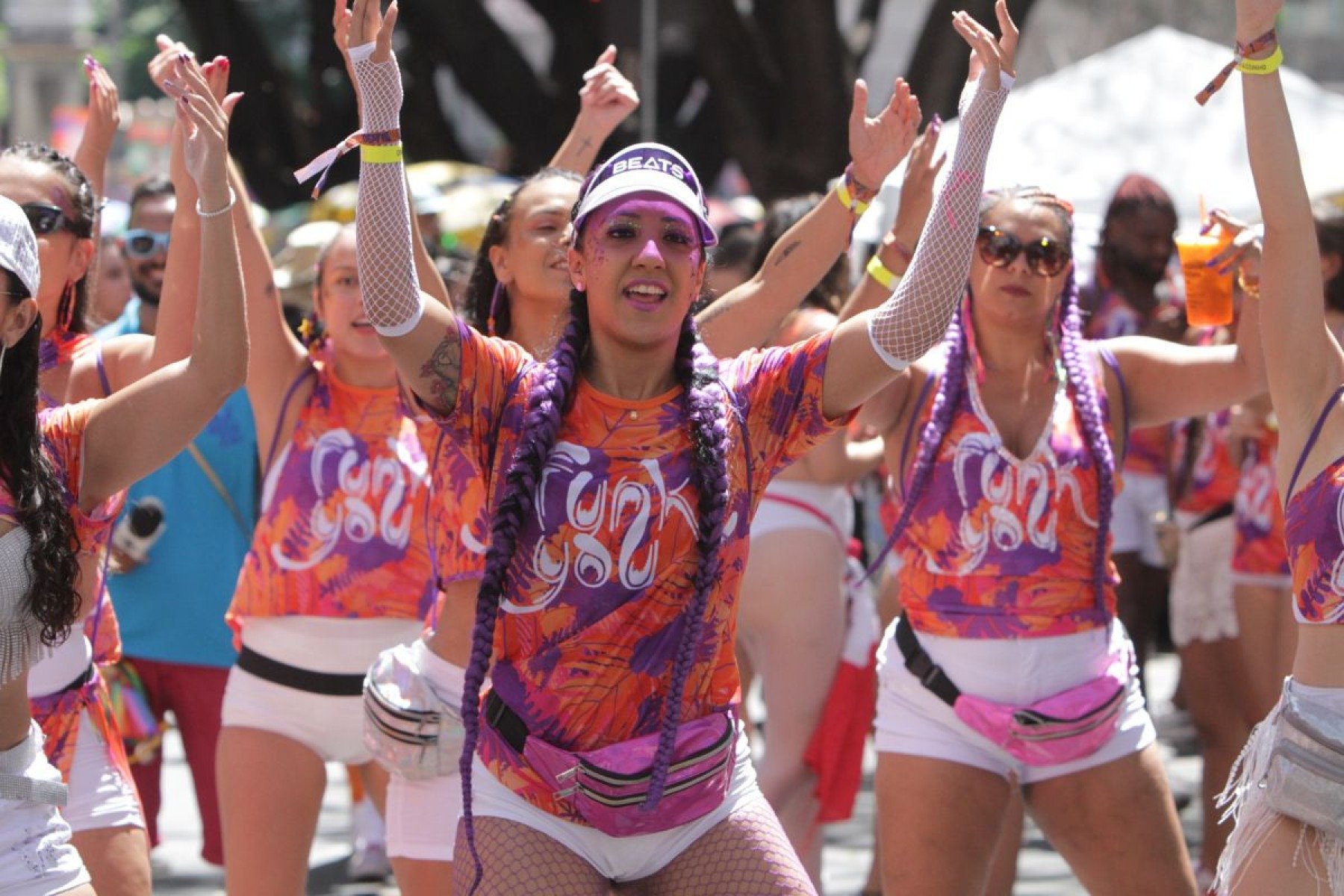 Pioneiro na capital, o bloco inova ao levar a batida do funk carioca para as ruas com uma bateria de escola de samba