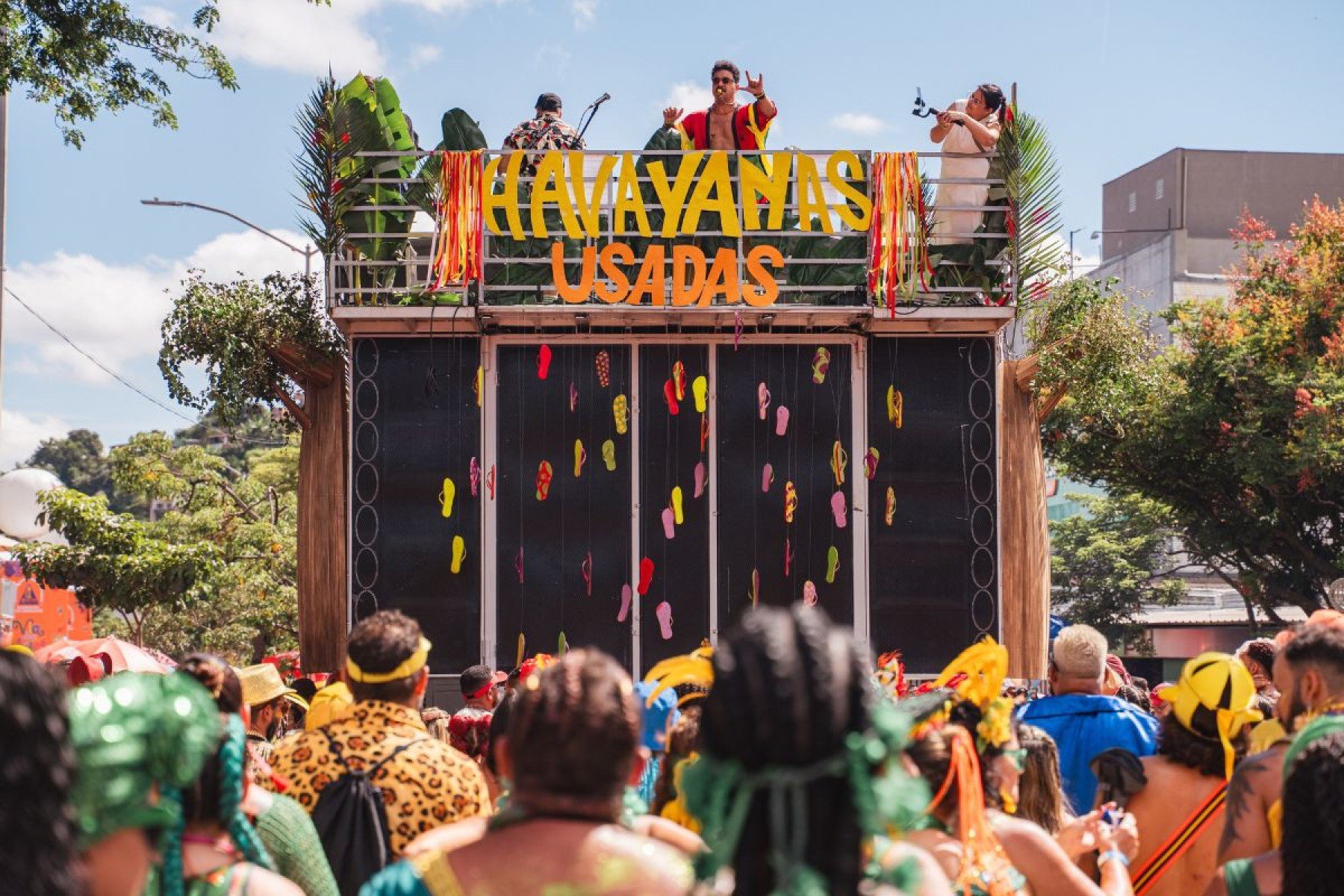 Foli&otilde;es de todas as idades se contagiam com o clima nost&aacute;lgico dos cl&aacute;ssicos do ax&eacute; dos anos 80 e 90