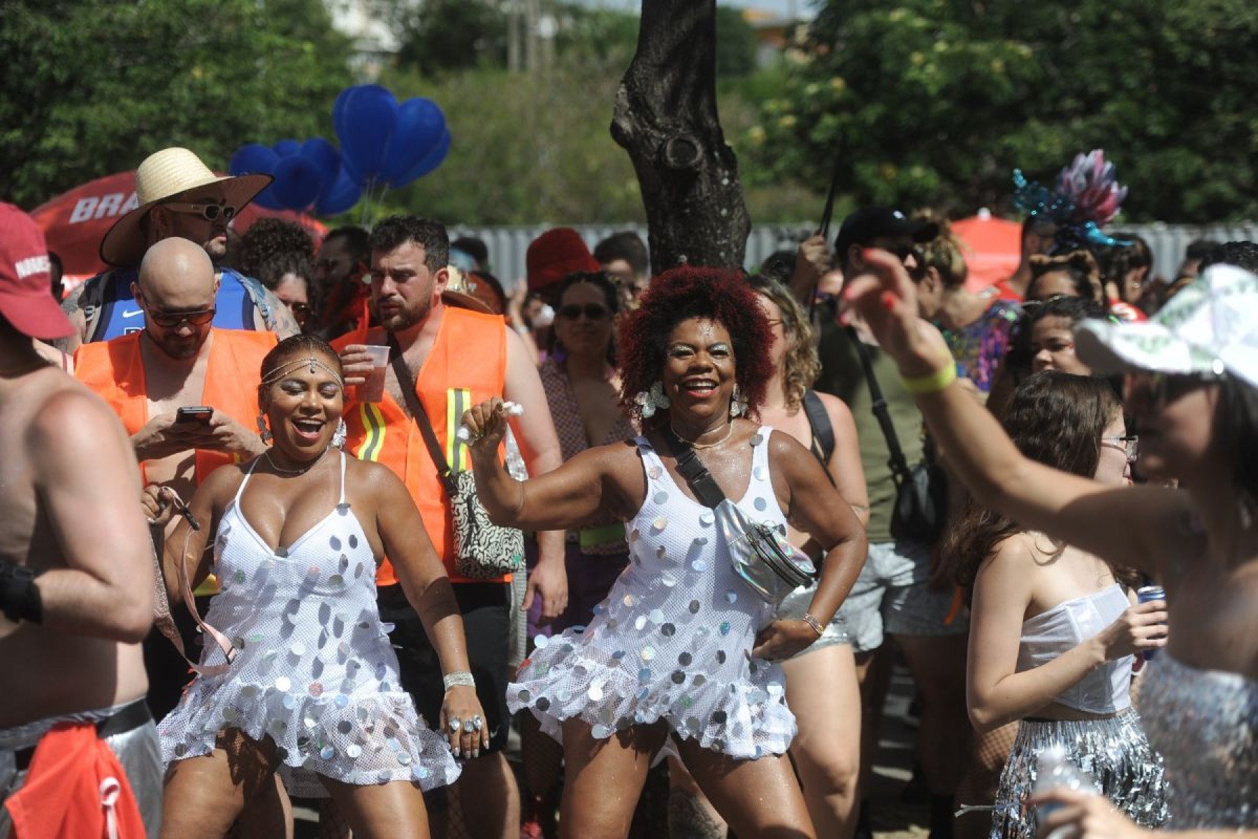 O grupo fortalece a folia na regi&atilde;o Norte de BH com muito ax&eacute; coreografado e sucessos do grupo &Eacute; o Tchan