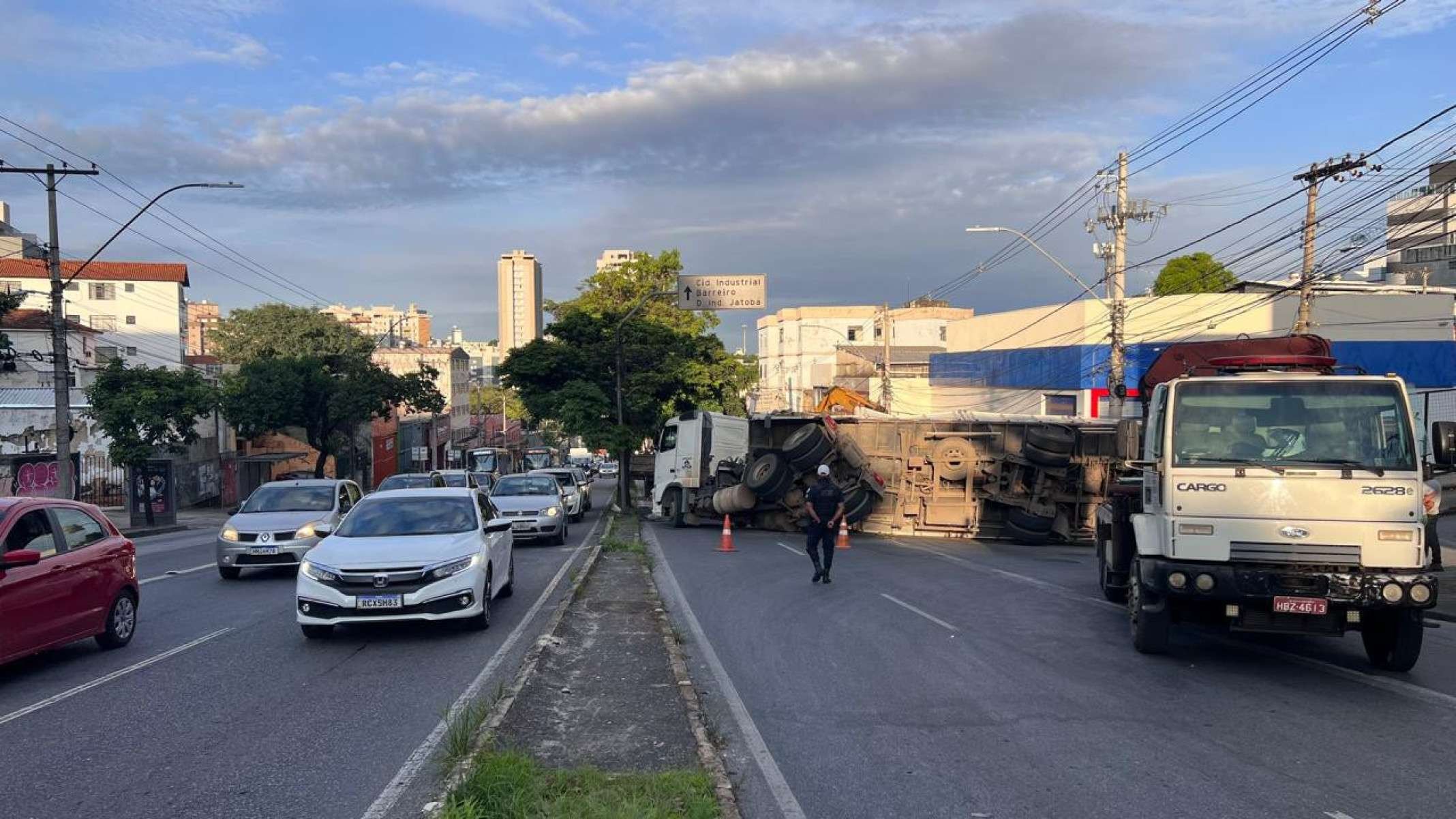 Carreta tomba e interdita importante avenida de BH há mais de 10 horas-Edésio Ferreira/EM/D.A.Press