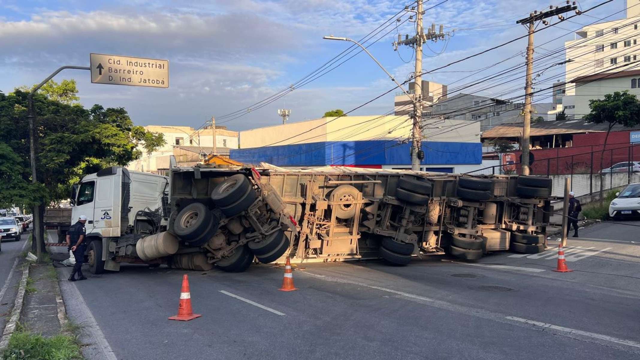 Carreta tombada na Avenida Amazonas-Edésio Ferreira/EM/D.A.Press