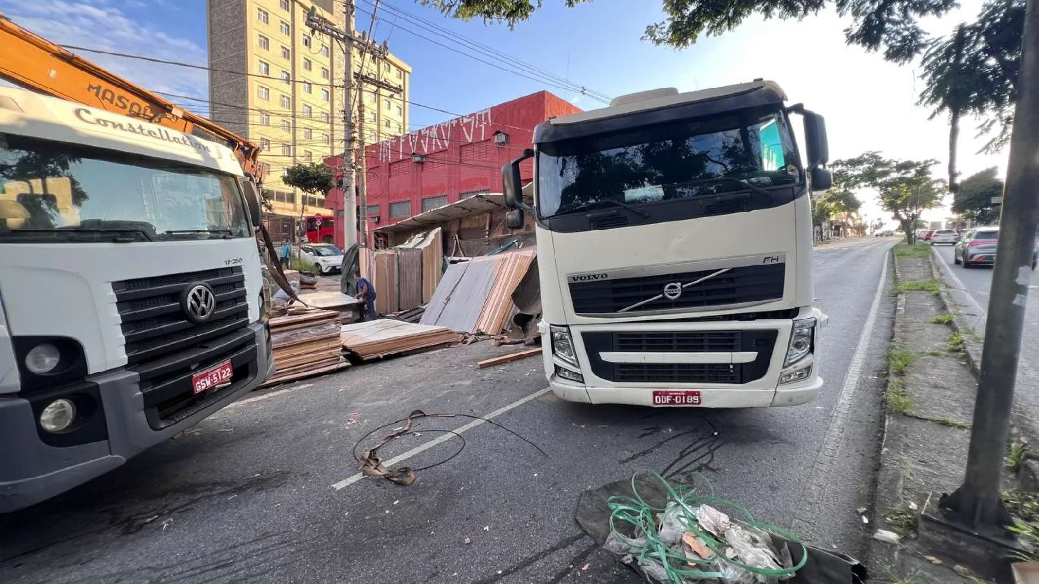 Carreta tombou nessa quarta-feira (28/1)-Edésio Ferreira/EM/D.A.Press