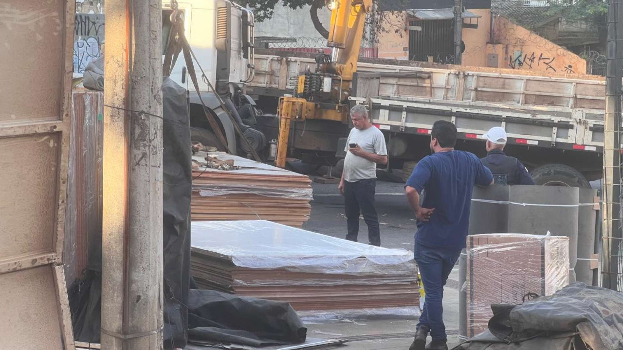 Transbordo da carga acontece nesta manhã-Edésio Ferreira/EM/D.A.Press