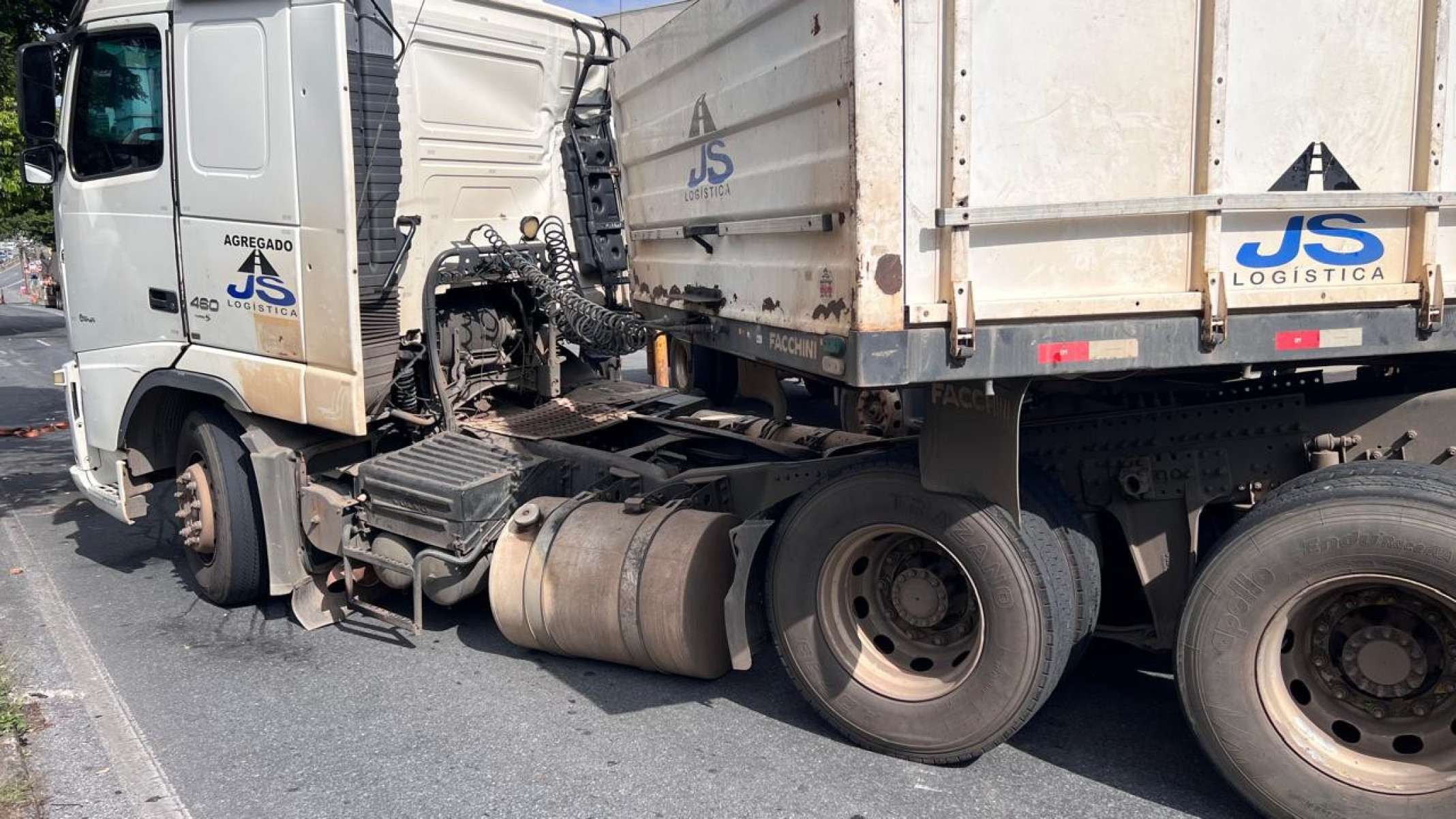 Carreta chegou a tombar na Avenida Amazonas-Edésio Ferreira/EM/D.A.Press