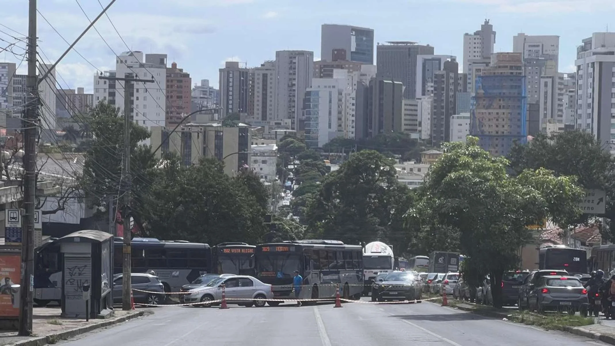 Acidente da carreta congestiona trânsito-Edésio Ferreira/EM/D.A.Press