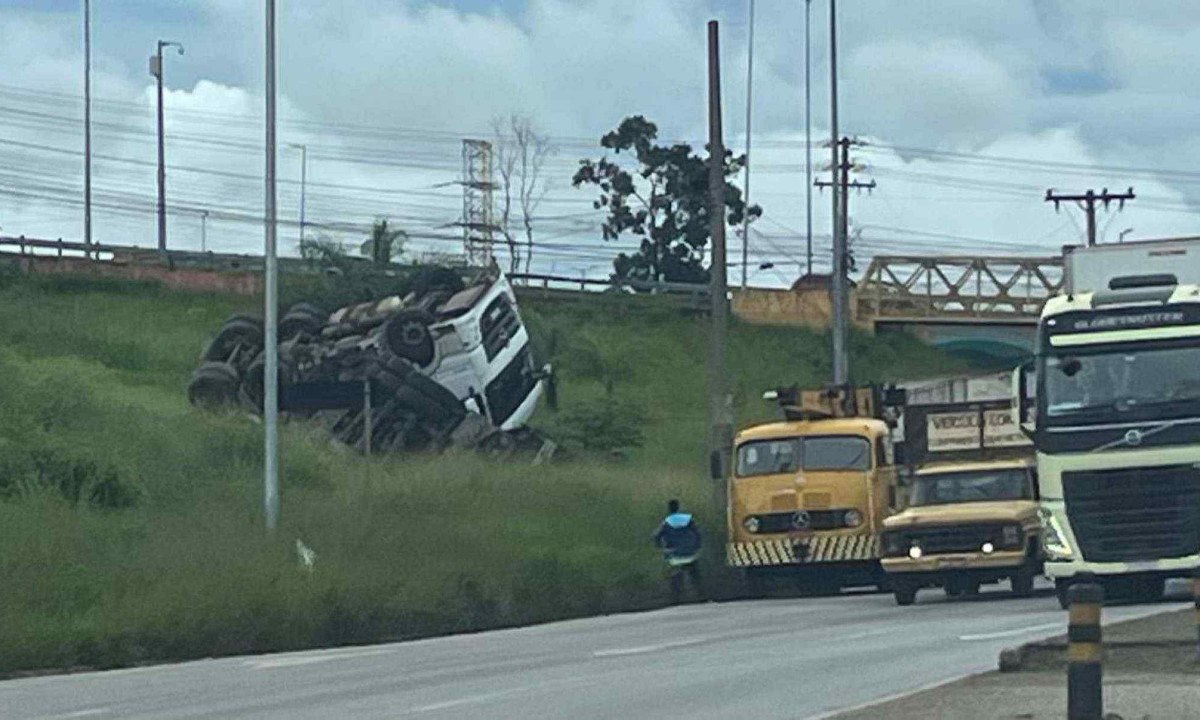 Motorista de caminhão ficou ferido e foi socorrido até uma unidade de saúde da região - (crédito: Edésio Ferreira / EM / D.A Press)