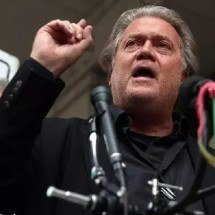 Steve Bannon fala a repórteres fora do tribunal um dia antes de ser condenado -  (crédito: Getty Images)