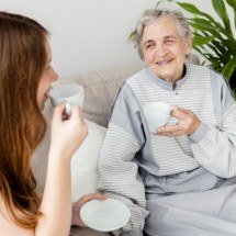 Cuidados com idosos podem evitar internações hospitalares - Freepik