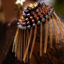 Use e abuse dos adereços neste carnaval - Ju Foini/Divulgação