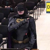Homem fantasiado de Batman protesta contra ICE - HANDOUT / City of Santa Clara / AFP) / RESTRICTED TO EDITORIAL USE - MANDATORY CREDIT "AFP PHOTO / City of Santa Clara