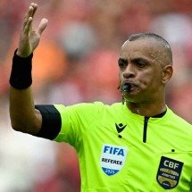 Arbitragem profissionalizada e os erros de sempre - Mauro PIMENTEL / AFP – 19/10/2025