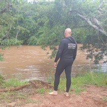 Corpo foi encontrado submerso no leito do rio -  (crédito: CBMMG)