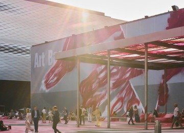 Visitantes circulam por um dos pavilh&otilde;es da Art Basel, feira que dita tend&ecirc;ncias no cen&aacute;rio art&iacute;stico global. -  (crédito: Reprodu&ccedil;&atilde;o/ Art Basel)