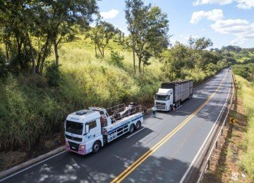 Operação tapa-buracos na BR-365, que liga Uberlândia a Patrocínio -  (crédito: EPR/Divulgação)