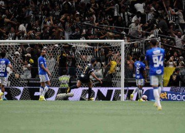 O atacante Hulk comemora o gol da virada do Atlético sobre o Cruzeiro, no clássico disputado em 25 de janeiro na Arena MRV, pelo Campeonato Mineiro -  (crédito: Alexandre Guzanshe/EM/D.A. Press)