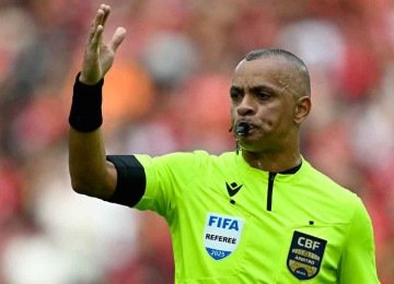O goiano Wilton Pereira Sampaio teve a arbitragem questionada pelos rubro-negros, que queriam a marcação de um pênalti no último lance do jogo contra o São Paulo -  (crédito: Mauro PIMENTEL / AFP – 19/10/2025)