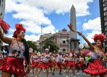 Expectativa é receber seis milhões de pessoas, que desfilarão em 612 blocos até 22 de fevereiro. A Praça Sete é um dos pontos altos da folia -  (crédito: Leandro Couri/EM/D.A Press - 3/3/25)