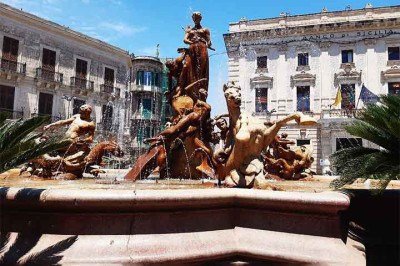 <p>Existem muitos chafarizes e fontes impressionantes no mundo, com uma história particular e beleza única. Suas construções também são obras de arte. Veja alguns espetaculares da Itália. </p>
 -  (crédito:  Reprodução Rede Social)