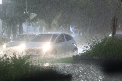 Carros enfrentam ruas alagadas em Belo Horizonte, reflexo da infraestrutura e urbaniza&ccedil;&atilde;o que n&atilde;o suportam o volume de chuvas. Na imagem, registro de alagamento no cruzamento entre as avenidas Afonso Pena e Brasil. -  (crédito: Marcos Vieira /EM/DA. Press)