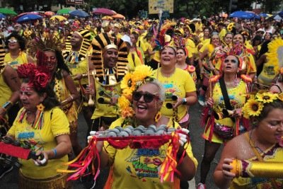 Contando com cerca de 350 integrantes, a bateria colore as ruas da capital mineira de amarelo, cor do bloco, e explora as lembranças do público em seu desfile -  (crédito:  Alexandre Guzanshe EM D.A. Press.)