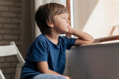 A agenda infantil, muitas vezes, se assemelha à de um executivo adulto — sem espaço para o ócio, para o silêncio e para a elaboração emocional -  (crédito: Freepik )