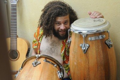 O músico Di Souza, regente do 'Então Brilha' com seus instrumentos de percussão -  (crédito: Jair Amaral)