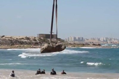 <p>Uma descoberta submersa no Mediterrâneo voltou a colocar o Farol de Alexandria – uma das Sete Maravilhas do Mundo Antigo – no centro das atenções. Afinal, arqueólogos identificaram grandes blocos de pedra que pertenciam à entrada monumental da antiga torre.</p>
 -  (crédito: Reprodução de vídeo / X / Sputnik Brasil)