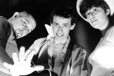  O trio Ricardo Koctus, John Ulhoa e Fernanda Takai em 1994, na época em que a banda preparava o segundo álbum, 'Gol de quem?' -  (crédito: Marco Barros/Divulgação/1994)