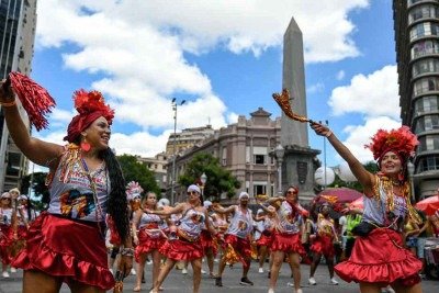 Expectativa é receber seis milhões de pessoas, que desfilarão em 612 blocos até 22 de fevereiro. A Praça Sete é um dos pontos altos da folia -  (crédito: Leandro Couri/EM/D.A Press - 3/3/25)