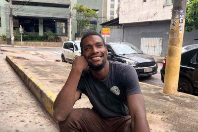 Henrique Caetano Assis de Jesus, contou que viu o motorista durante o temporal que alagou a Rua Marquês de Paranabá, e decidiu ajudá-lo -  (crédito:  Edésio Ferreira/EM/D.A.Press)