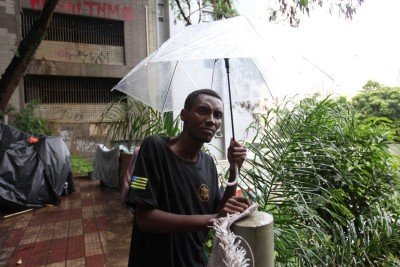 Guilherme está em situação de rua há cerca de 15 dias e tem vivido na região da Avenida Prudente de Morais -  (crédito: Edesio Ferreira/EM/D.A Press)