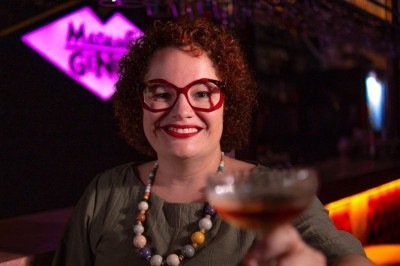 Isabel Leite resgatou a lenda inglesa de Madame Geneva para batizar seu bar -  (crédito: Madame Geneva/Divulga&ccedil;&atilde;o)