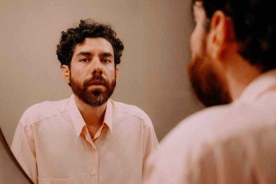 Brasileiro radicado em Portugal, Luca Argel lançou em 2025 o livro 'Meigo energúmeno – Notas para uma leitura antimachista de Vinicius de Moraes', que deriva de sua dissertação de mestrado em literatura -  (crédito:  Krystallenia Batziou / divulgação)