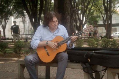 Toninho Horta no longa 'Ladeiras da memória – Paisagens do Clube da Esquina', que será exibido hoje à noite, antes da sessão de encerramento da Mostra de Tiradentes
 -  (crédito: Reprodução)