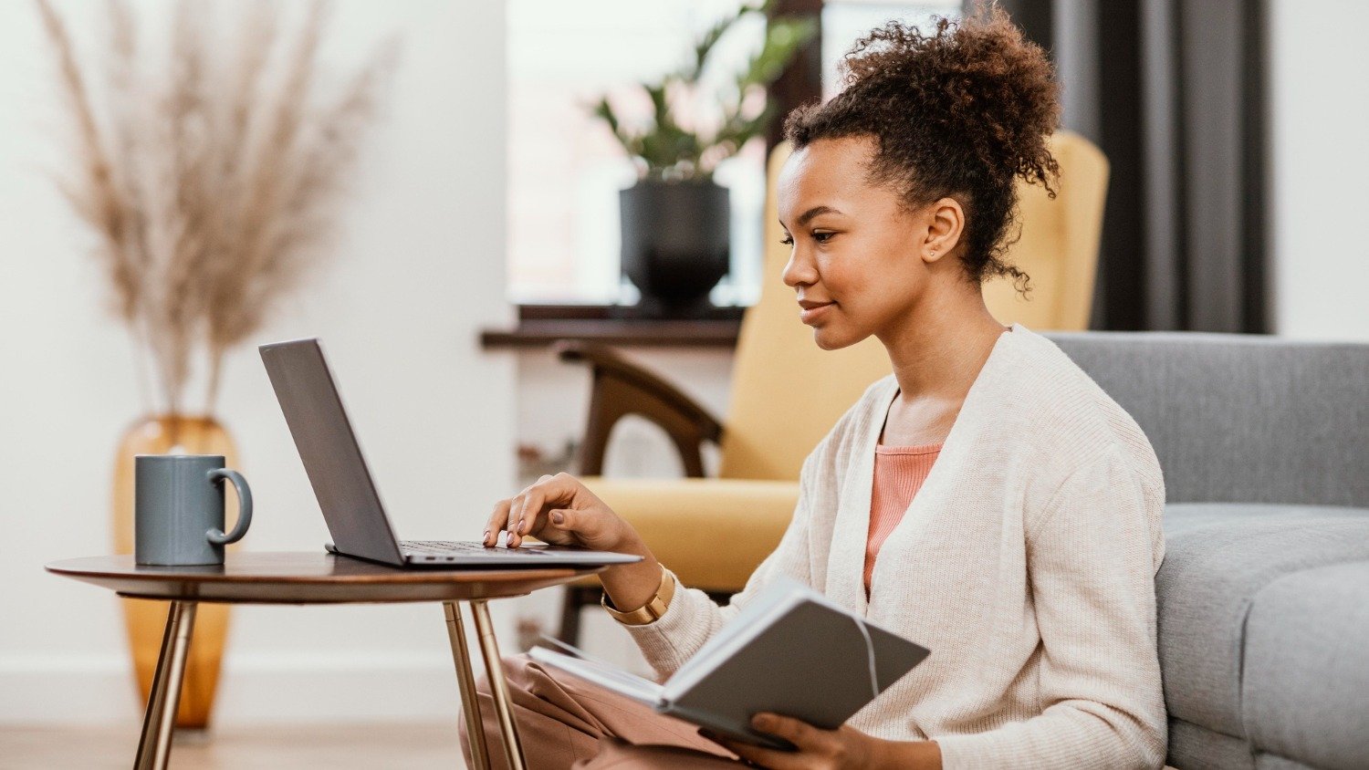 MEI e CLT ao mesmo tempo: quais as regras e os cuidados a tomar - Freepik