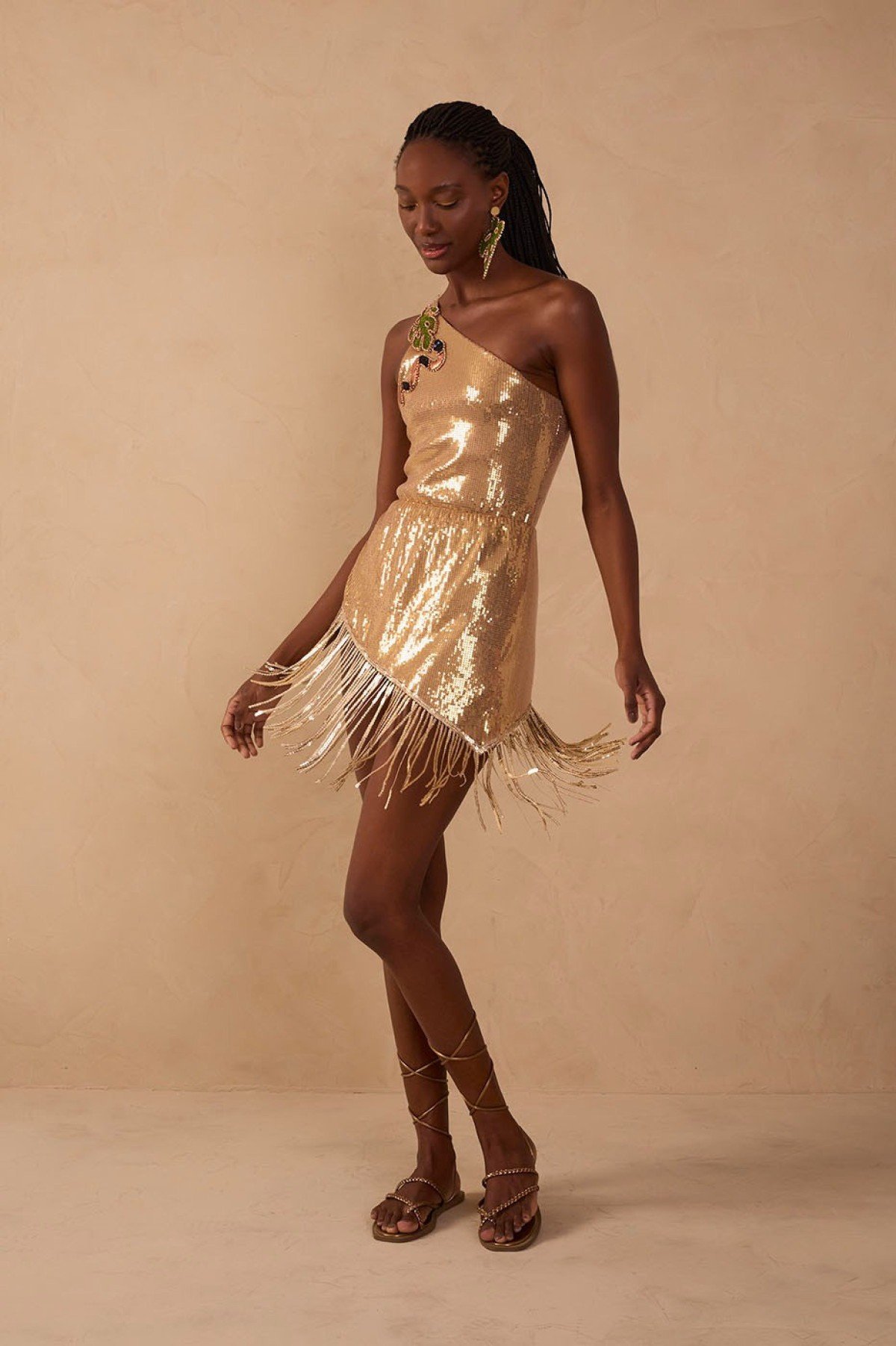 Dress To investe em tecidos met&aacute;licos e no brilho dos paet&ecirc;s