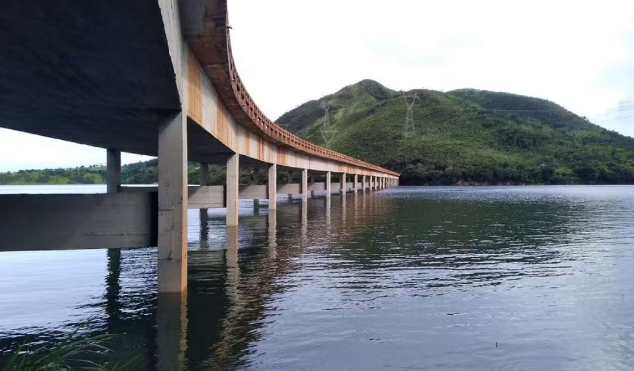 Ponte Torta, localizada no km 516 da BR-265, faz a liga&ccedil;&atilde;o entre Carmo do Rio Claro e Ilic&iacute;nea